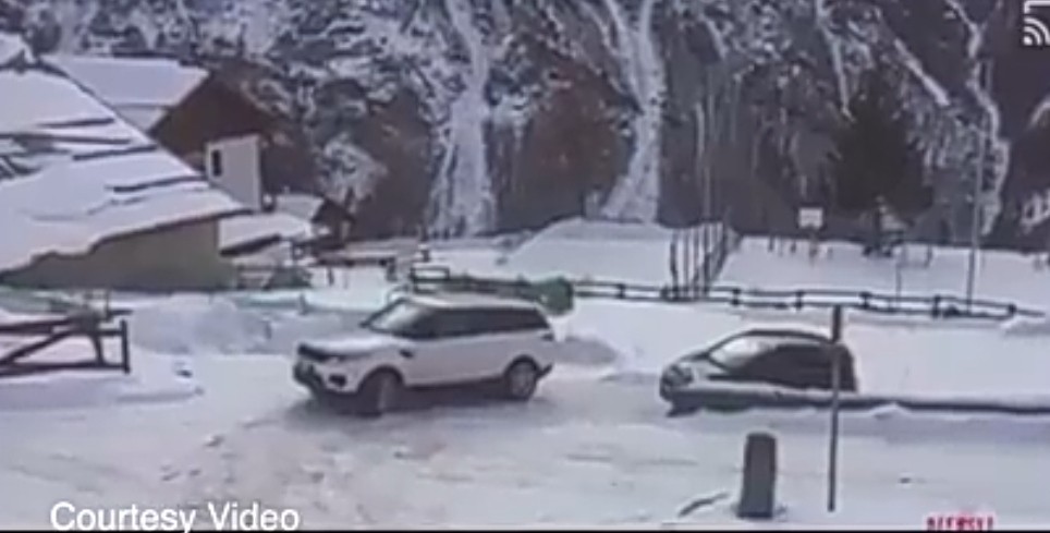 You are currently viewing When a small car gives a tough time to the Range Rover